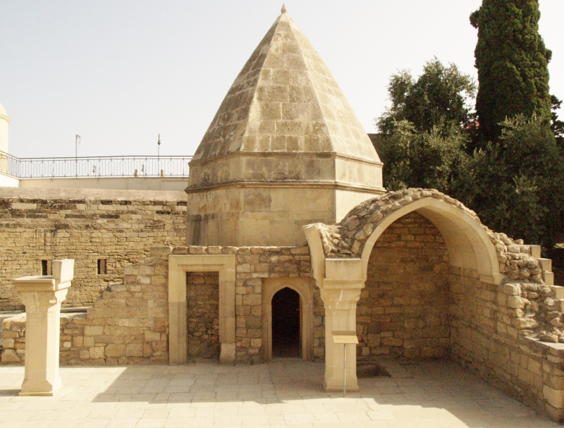 File:Seyid Yəhya Bakuvi mausoleum.JPG